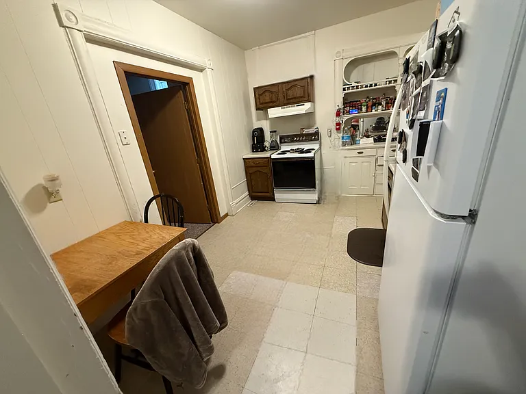 321 Earl St — Photo 3