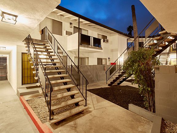 4th image of 204 N Manhattan Pl APT 14