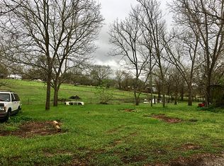 100 Paulus Dr, Hallettsville, TX 77964