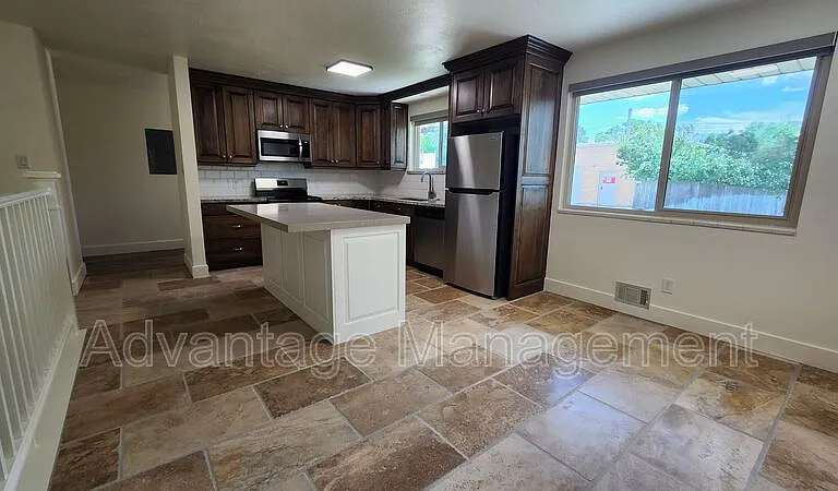 167 W Center Earnshaw #B — Photo 14