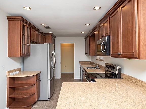 3rd image of 1032 Waterford Ln