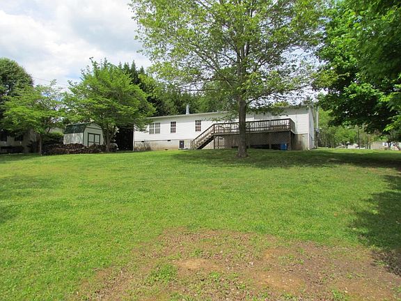 3rd image of 210 Willow Dr