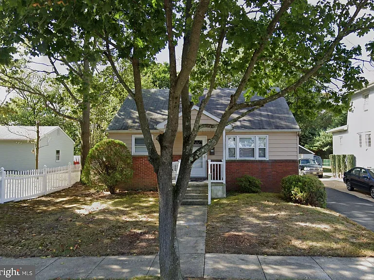 107 Laurel Ave — Photo 1