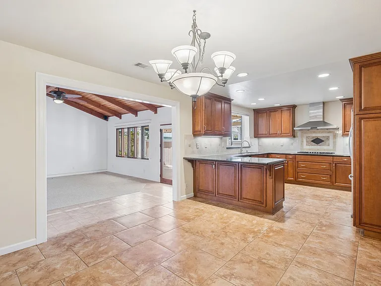 929 Junipero Dr — Photo 10