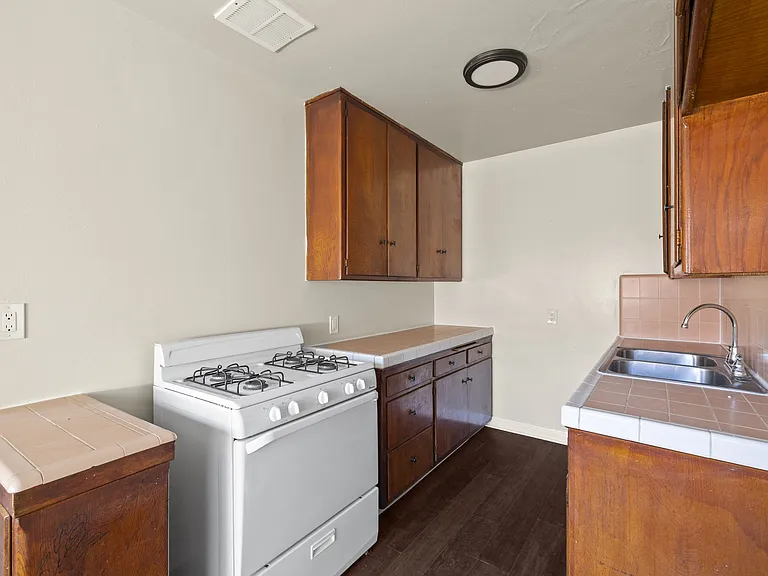 418 W Regent St — Photo 8
