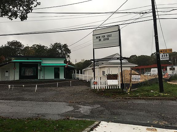 3rd image of 318 Smithtown Blvd