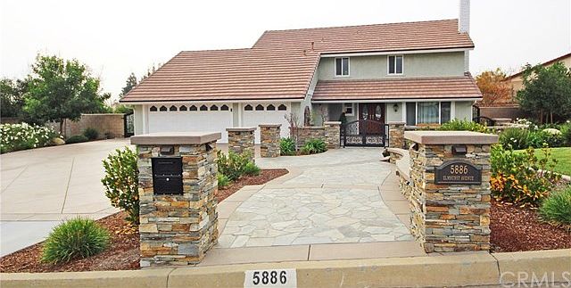 Inviting entryway with eastern exposure, custom hardscape (Sydney Peak ledge stone) and lighting