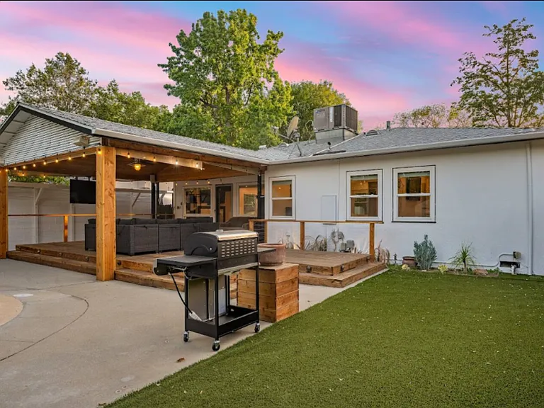 7106 Lasaine Ave — Photo 19