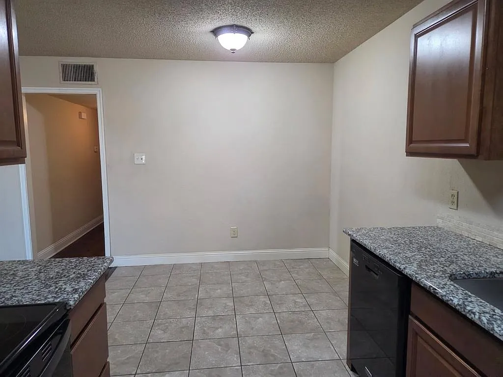 3 bed, 2.0 bath, 1150 sqft, $1,700 — Photo 3