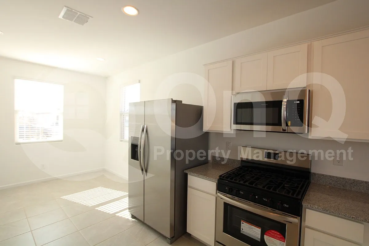 3 bed, 2.0 bath, 1402 sqft, $1,495 — Photo 2