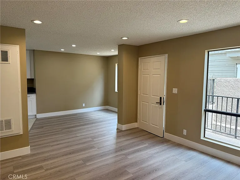 219 E Maple St #2 — Photo 3