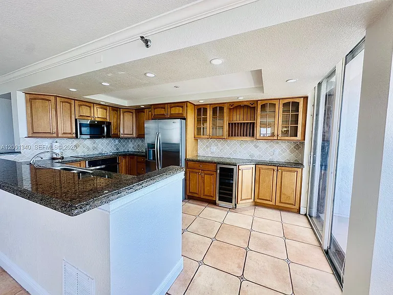 2555 Collins Ave #711 — Photo 2
