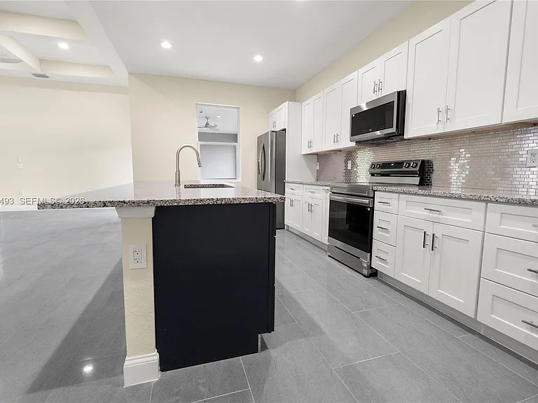 1043 Albert Ave — Photo 18