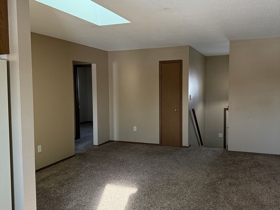 2nd image of 1020 Castlewood Dr