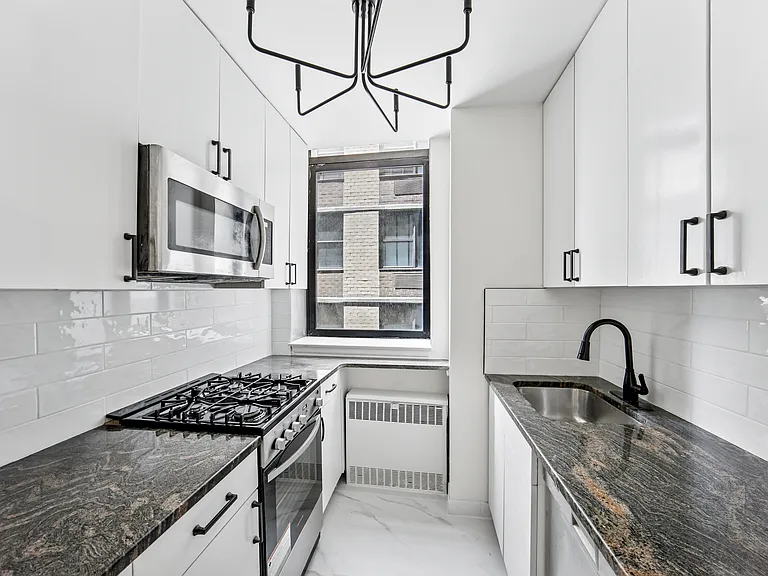 310 E 46th St #7V — Photo 2