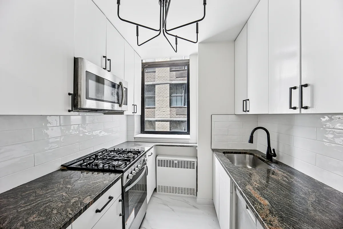 Photo 2 of 10 - 310 E 46th St #7V - Manhattan, NY Building Photo - 310 E 46th St #7V
