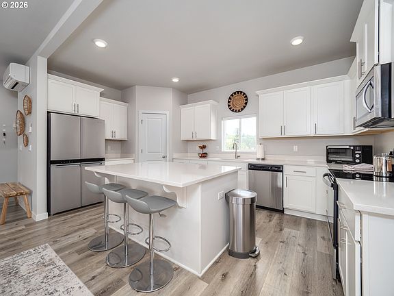 4th image of 1458 N Siltstone Ave
