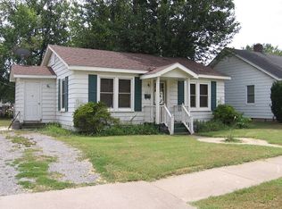 903 E Cypress St, Charleston, MO 63834