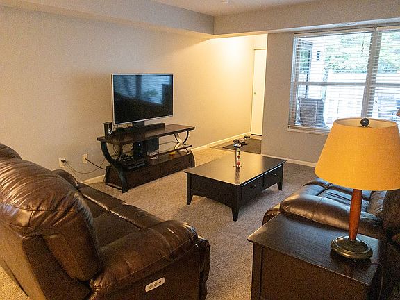 4th image of 61091 Greenwood Dr #1