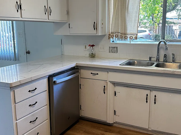 4890 Hamilton Ave — Photo 2