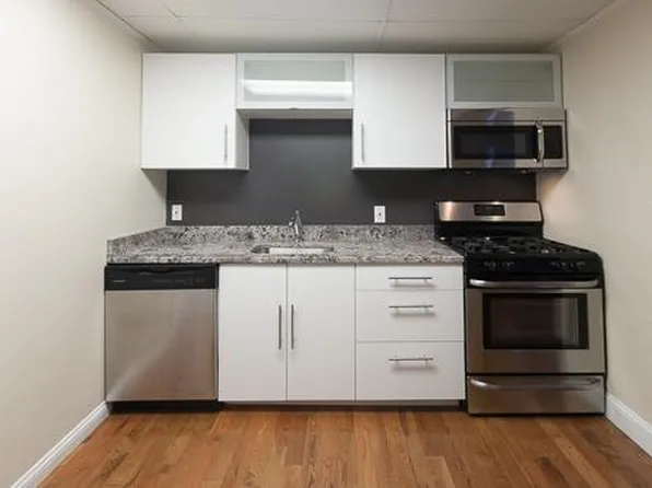 28 Monmouth St #1R, Boston, MA 02128