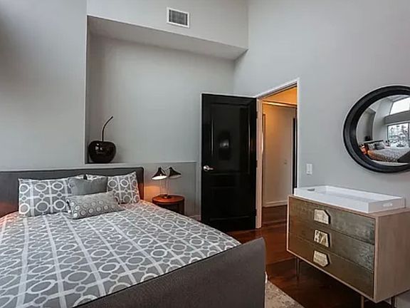5th image of 8641 Wilshire Blvd #801