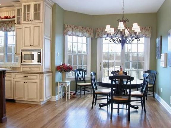 Eat-in area of kitchen