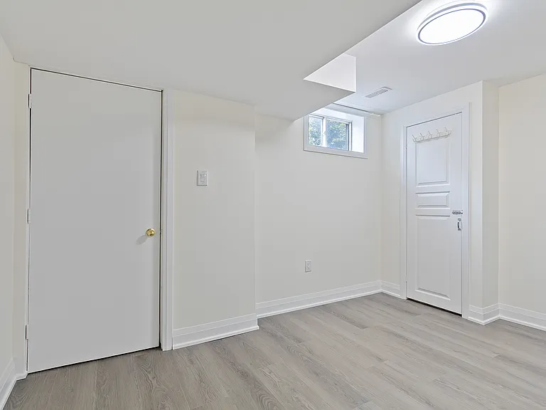 163 Rankin Cres #163 — Photo 11