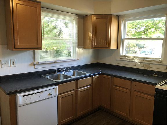 5th image of 709 W Lexington Ave