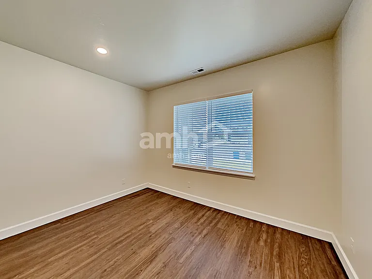 819 Grover Ct — Photo 11