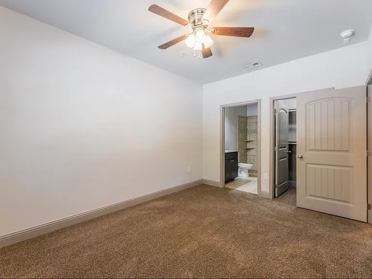 512 E Akard St #400 — Photo 11