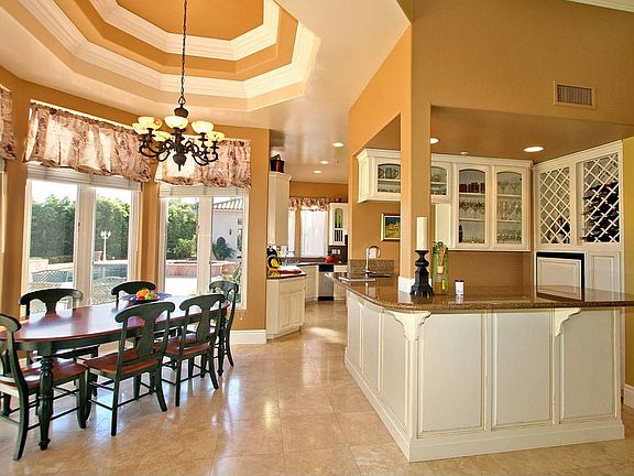 Sunny Breakfast room