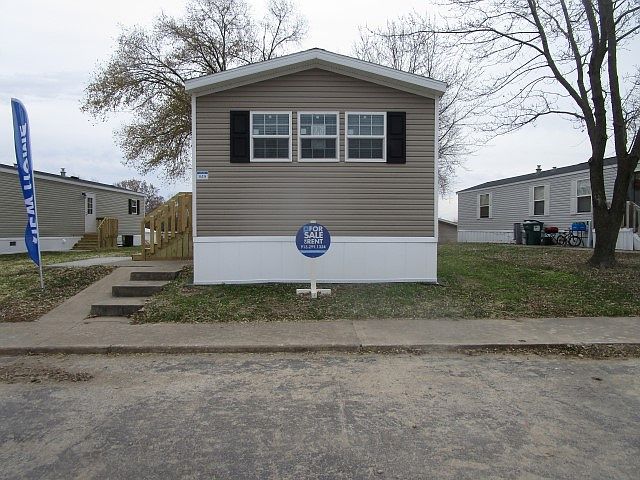 2nd image of 849 S 74th Pl