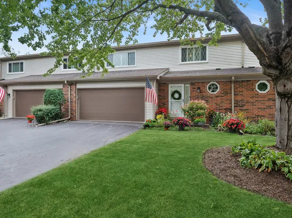 1251 Briarwood Ln, Libertyville, IL 60048