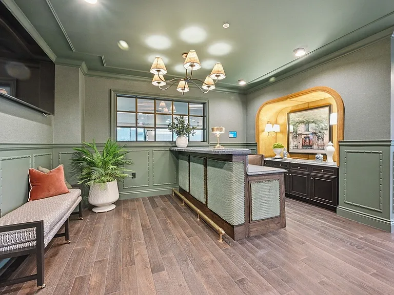 Wilshire Apartments — Photo 1