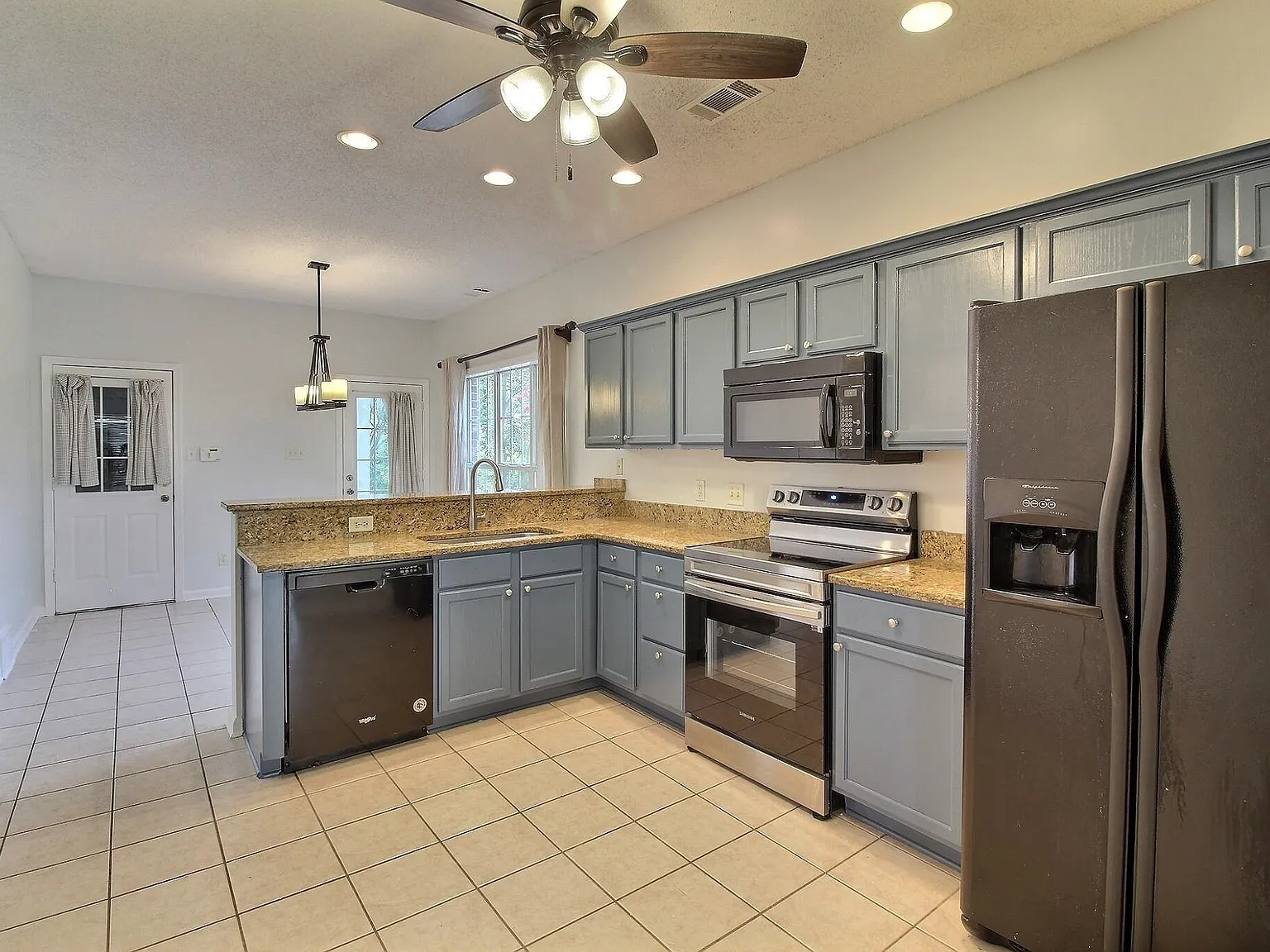 4 bed, 2.5 bath, 1888 sqft, $2,295 — Photo 3