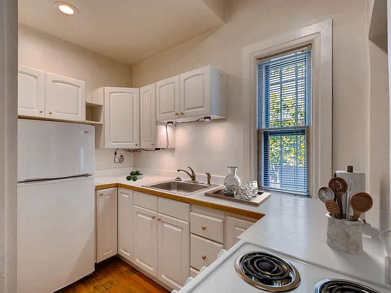 1135 N Corona St #4 — Photo 6