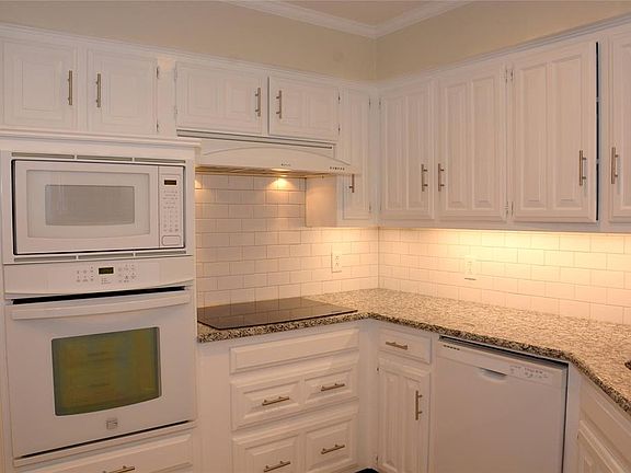 4th image of 2209 Bluffton Dr