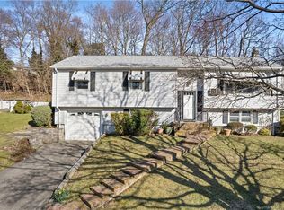 38 Meadowbrook Rd, West Haven, CT 06516