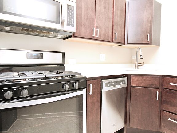 2nd image of 418 W Belden Ave APT 3E