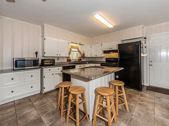 4th image of 306 Marie Antoinette St