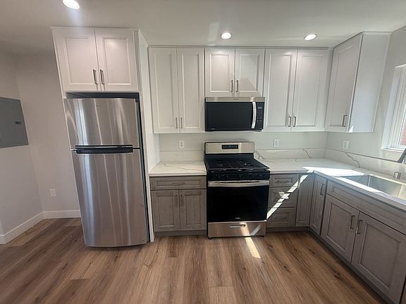 4th image of 10640-46 Victory Blvd #Fr4-1/2