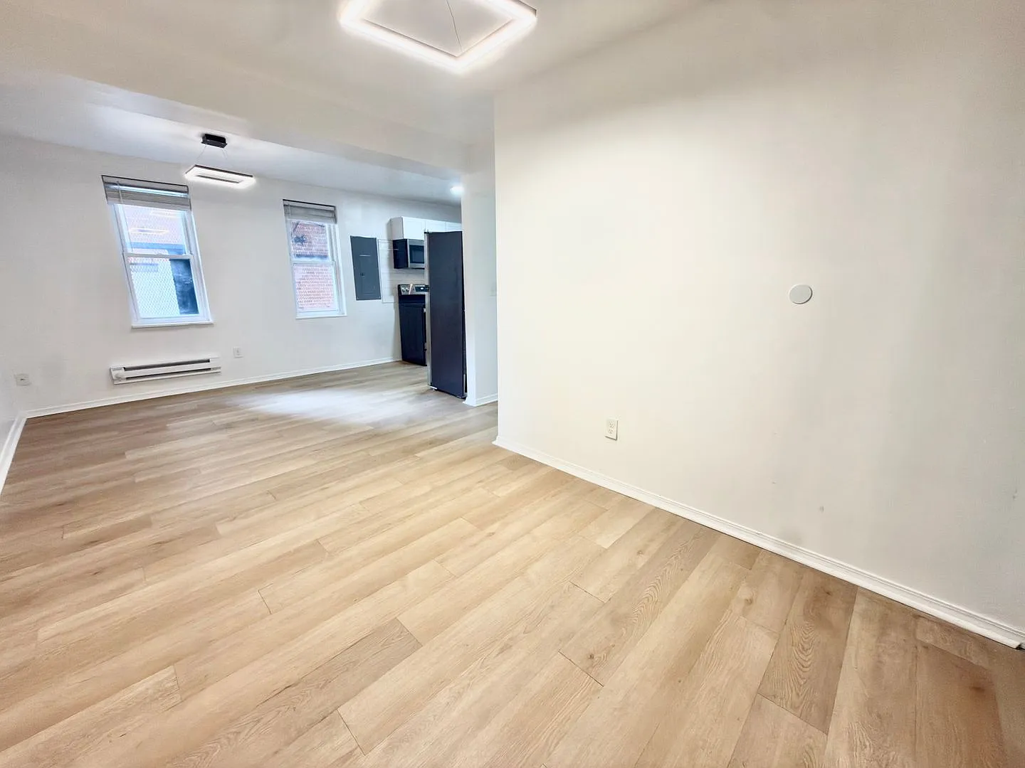 139 E Clifton Ave — Photo 2