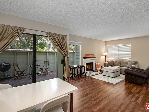 2nd image of 22115 Burbank Blvd Unit 4