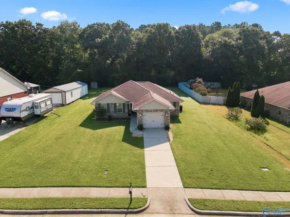 279 Lazy Oak Dr, New Market, AL 35761