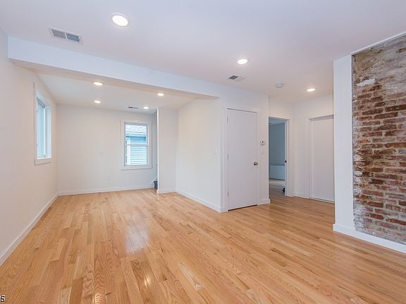 3rd image of 224 N Fullerton Ave