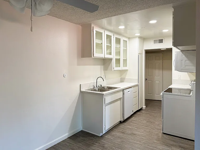 Casa Verde at Canyon Crest Apartments — Photo 8