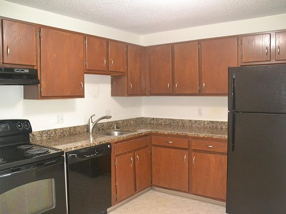 2nd image of 8 Saint James Pl APT 811