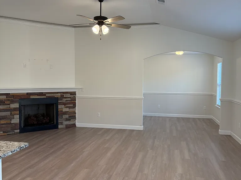 2213 Davenport Ct — Photo 3