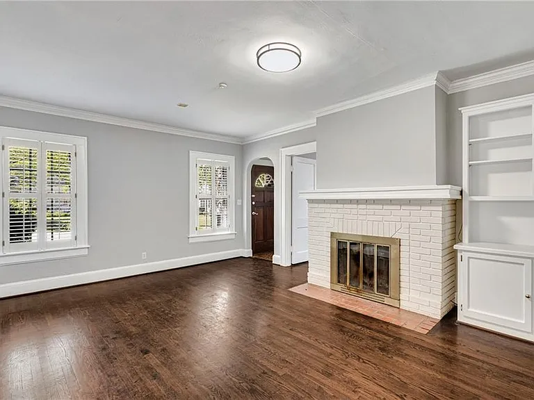 666 Yorkshire Rd NE — Photo 5
